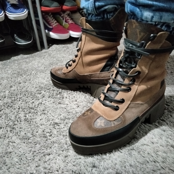 Louis Vuitton women's winter boot, size 8 - Picture 1 of 9